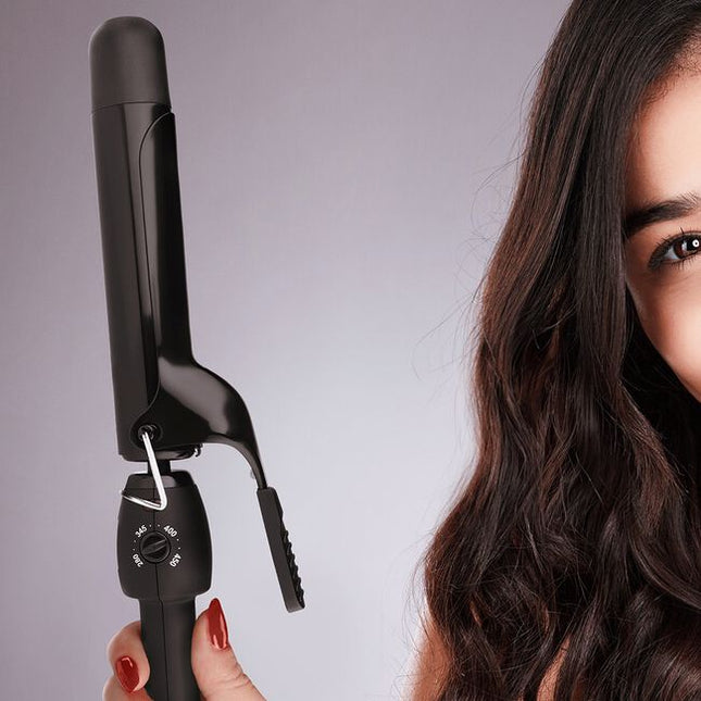 Achieve stunning, quality curls with the StyleCraft Black Gold Curling Iron.The ceramic barrel is coated emitting negative ions that seal the hair cuticles to significantly reduce frizz and enhance shine. 
