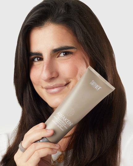 A scalp detoxifying exfoliation treatment. ? Detoxifies the scalp by gently exfoliating with activated charcoal powder to remove excess oil, dry skin and free radicals for the ultimate in cellular rejuvenation and a healthy scalp.