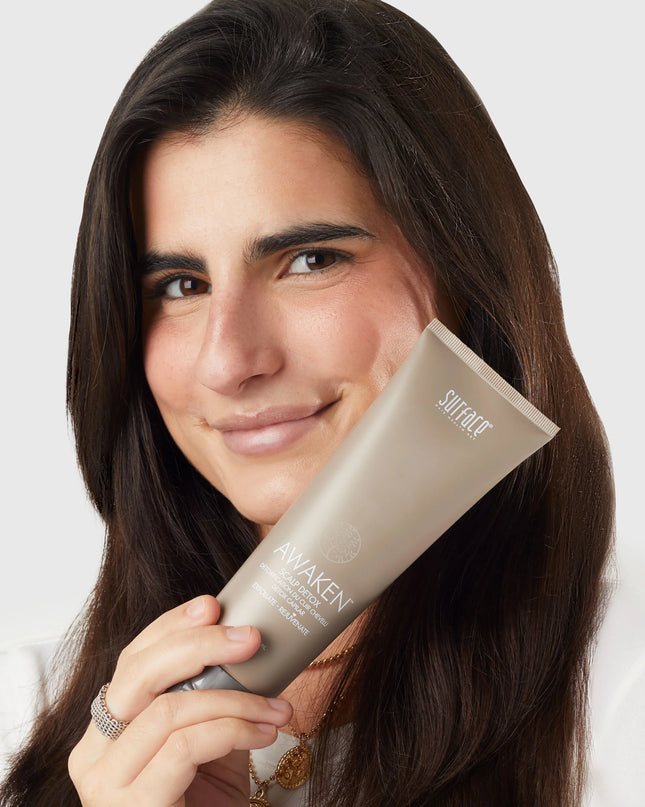 A scalp detoxifying exfoliation treatment. ? Detoxifies the scalp by gently exfoliating with activated charcoal powder to remove excess oil, dry skin and free radicals for the ultimate in cellular rejuvenation and a healthy scalp.