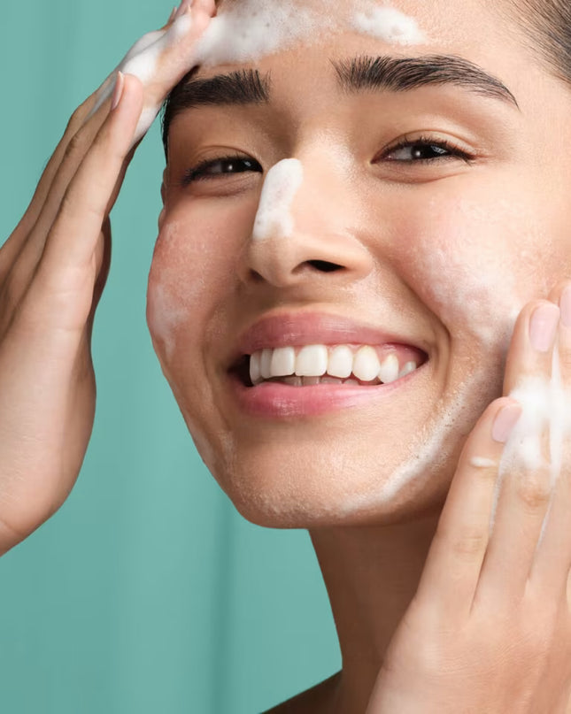 A matcha a day keeps oil away- daily gel cleanser with Japanese kyo-matcha, mugwort and coix seed that gently clarifies and moisturizes skin as it balances oil and pH levels for a clean, smooth complexion.