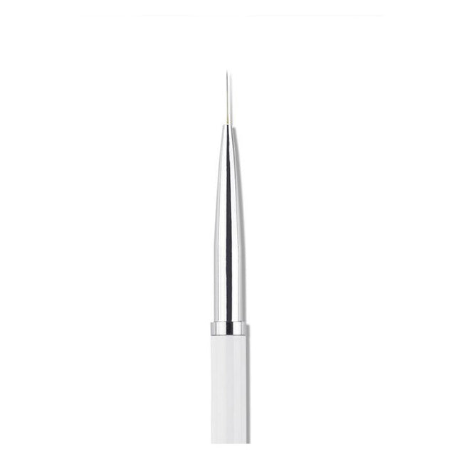 Put the 'je ne sais quoi' back into French Tips with Liner 01. This 10mm brush gives you controlled application for crisp smile lines and flawless French Tips.