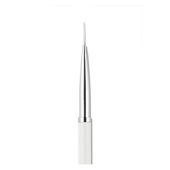 The best things come in small packages, and Liner 02 is no exception. Our thinnest ever brush boasts a 13mm length and is ideal for intricate line detailing and finite perfection in one controlled stroke.