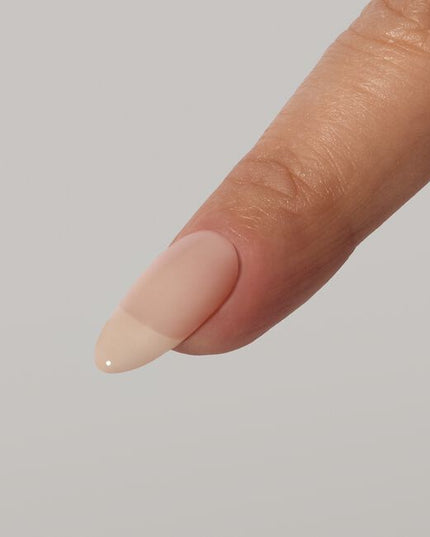 Say hello to your most reliable base yet. Rubber Base Coat is your go-to for extra reinforcement and next-level versatility. This flexible, high-viscosity formula moves with the natural nail to prevent chips and cracks — while smoothing ridges and masking imperfections for a seamless, photo-ready finish.