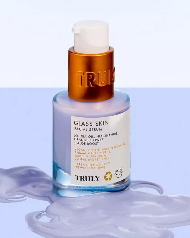 Luminous, translucent-looking skin is yours! Featuring a nurturing blend of niacinamide, jojoba oil, and orange flower, Truly's Glass Skin Facial Serum helps to visibly hydrate, calm, and brighten skin just minutes after applying.