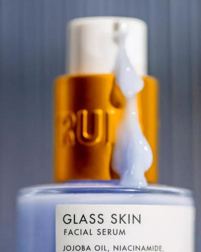 Luminous, translucent-looking skin is yours! Featuring a nurturing blend of niacinamide, jojoba oil, and orange flower, Truly's Glass Skin Facial Serum helps to visibly hydrate, calm, and brighten skin just minutes after applying.
