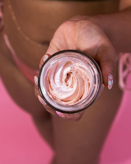 A hydrating body polish that visibly firms and smooths skin on the boobs and belly. Formulated with retinol, coconut milk, and hyaluronic acid, it targets stretch marks, sagging, and dry skin.