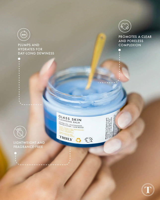 A deeper cleanse, a clearer you.
Truly’s first ever 2-in-1 cleanser + makeup remover balm penetrates deep into the pores, lifting the day’s sebum, gunk, and makeup for a clear, poreless, and glowing complexion.