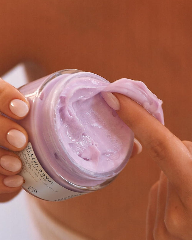 A luxe, lightweight body moisturizer that deeply nourishes, hydrates, and protects with a sweet vanilla glaze scent.
Our Glazed Donut After Shave Glow Cream melts into skin for instant razor burn and bump relief. Formulated with hyaluronic acid, niacinamide, and vitamin E to leave skin gorgeously smooth and glowing.