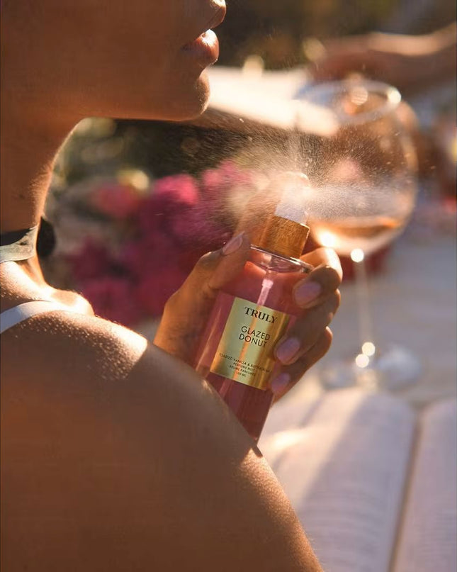 A kiss of sweet and sugary bliss. Truly's Glazed Donut Perfume Mist smells like fresh, warm donuts topped with lashings of rich, creamy frosting. Notes of whipped buttercream and nuances of toasted vanilla intertwine for an indulgent, addictive scent that lasts all day.