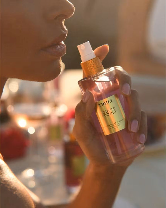 A kiss of sweet and sugary bliss. Truly's Glazed Donut Perfume Mist smells like fresh, warm donuts topped with lashings of rich, creamy frosting. Notes of whipped buttercream and nuances of toasted vanilla intertwine for an indulgent, addictive scent that lasts all day.