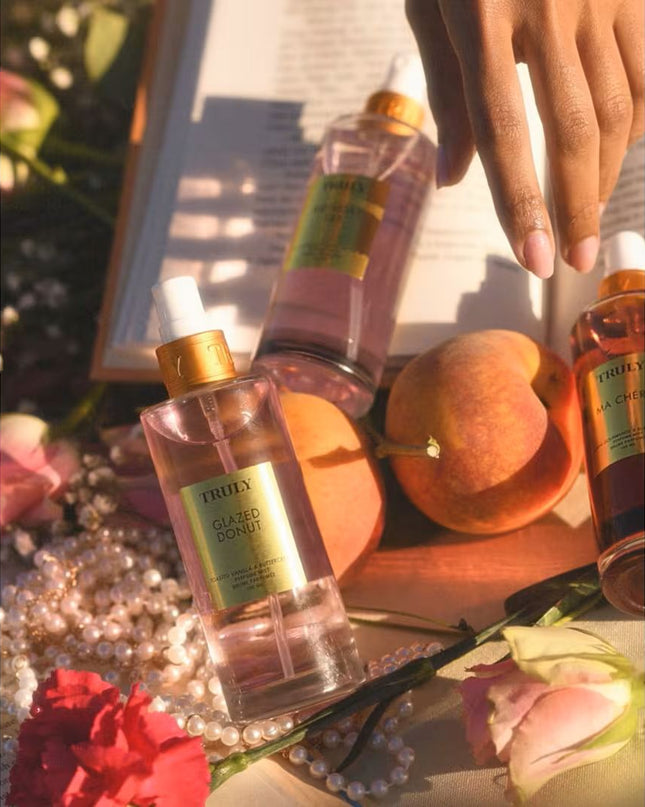 A kiss of sweet and sugary bliss. Truly's Glazed Donut Perfume Mist smells like fresh, warm donuts topped with lashings of rich, creamy frosting. Notes of whipped buttercream and nuances of toasted vanilla intertwine for an indulgent, addictive scent that lasts all day.
