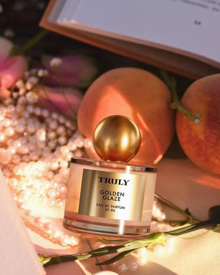 Truly’s Golden Glaze Eau De Parfum captures the transition from golden sunset to twilight sky, accompanied by the growing crackle of a beach bonfire.