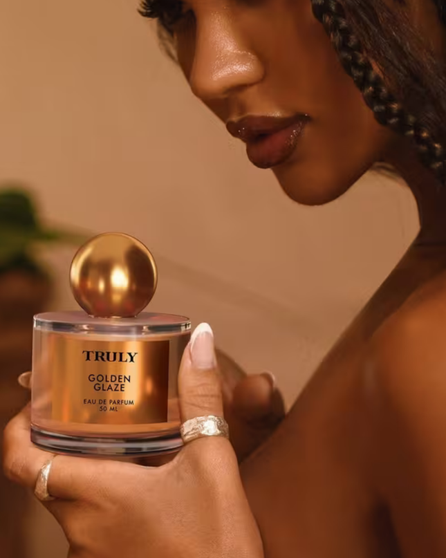 Truly’s Golden Glaze Eau De Parfum captures the transition from golden sunset to twilight sky, accompanied by the growing crackle of a beach bonfire.