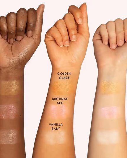 Truly’s Golden Glaze Shimmer Body Butter restores dewy, bouncy skin with a brightening blend of vitamin C and argan oil. It boosts elasticity, protects against external aggressors, and smooths out fine lines and wrinkles for a youthful, golden glow.