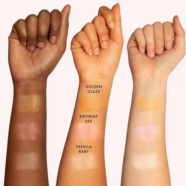 Truly’s Golden Glaze Shimmer Body Butter restores dewy, bouncy skin with a brightening blend of vitamin C and argan oil. It boosts elasticity, protects against external aggressors, and smooths out fine lines and wrinkles for a youthful, golden glow.