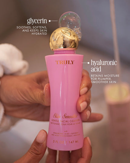 A gentle, daily facial cleanser with hyaluronic acid that removes SPF and makeup while preserving natural oils and matching your skin’s pH level, leaving skin clean, soft, and quenched.