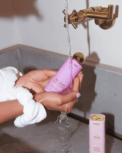 A gentle, daily facial cleanser with hyaluronic acid that removes SPF and makeup while preserving natural oils and matching your skin’s pH level, leaving skin clean, soft, and quenched.