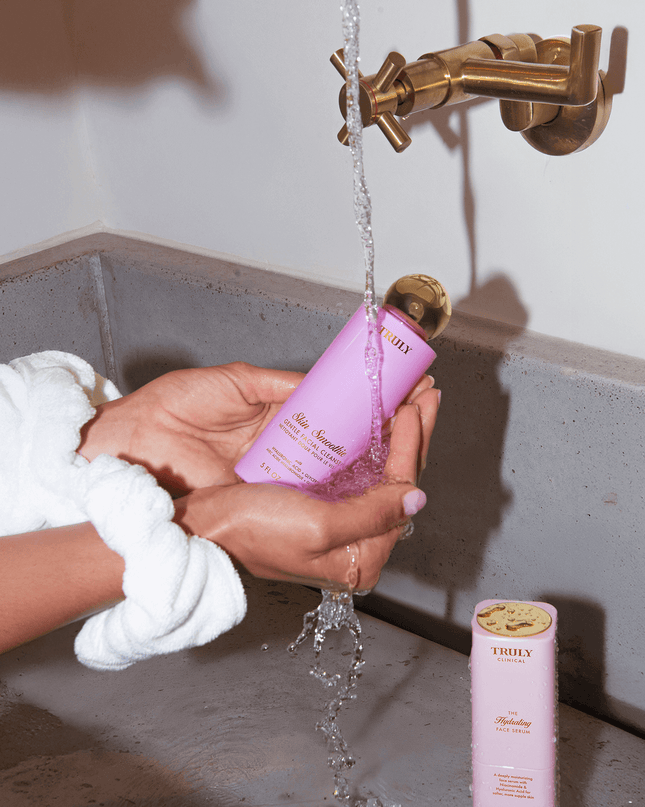 A gentle, daily facial cleanser with hyaluronic acid that removes SPF and makeup while preserving natural oils and matching your skin’s pH level, leaving skin clean, soft, and quenched.