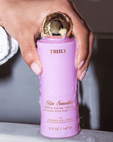A gentle, daily facial cleanser with hyaluronic acid that removes SPF and makeup while preserving natural oils and matching your skin’s pH level, leaving skin clean, soft, and quenched.