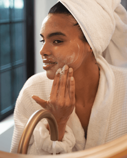 A gentle, daily facial cleanser with hyaluronic acid that removes SPF and makeup while preserving natural oils and matching your skin’s pH level, leaving skin clean, soft, and quenched.