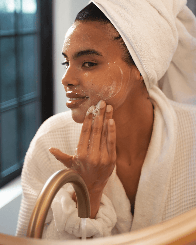 A gentle, daily facial cleanser with hyaluronic acid that removes SPF and makeup while preserving natural oils and matching your skin’s pH level, leaving skin clean, soft, and quenched.