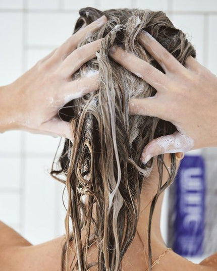 A sulfate-free daily shampoo formulated to gently cleanse and maintain blonde hair and highlights between tone days.