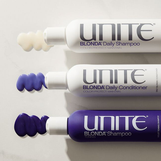 A sulfate-free daily shampoo formulated to gently cleanse and maintain blonde hair and highlights between tone days.