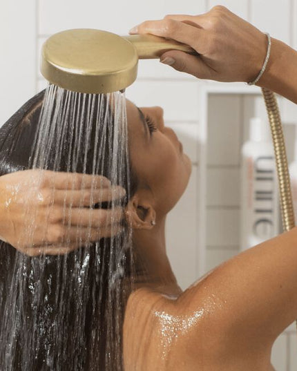 A volume-enhancing conditioner formulated to hydrate, protect and shine fine or lifeless hair without weighing it down.