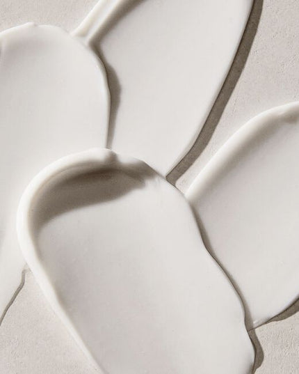 A styling cream designed to nourish and repair as it softens, shines and tames frizz and flyaways.