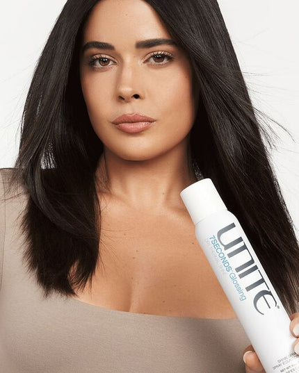 A long-lasting, anti-humectant finishing spray designed to control frizz, deliver shine and protect hair from UV/thermal damage.