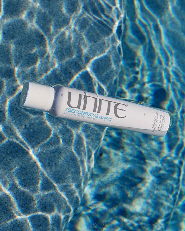 A long-lasting, anti-humectant finishing spray designed to control frizz, deliver shine and protect hair from UV/thermal damage.