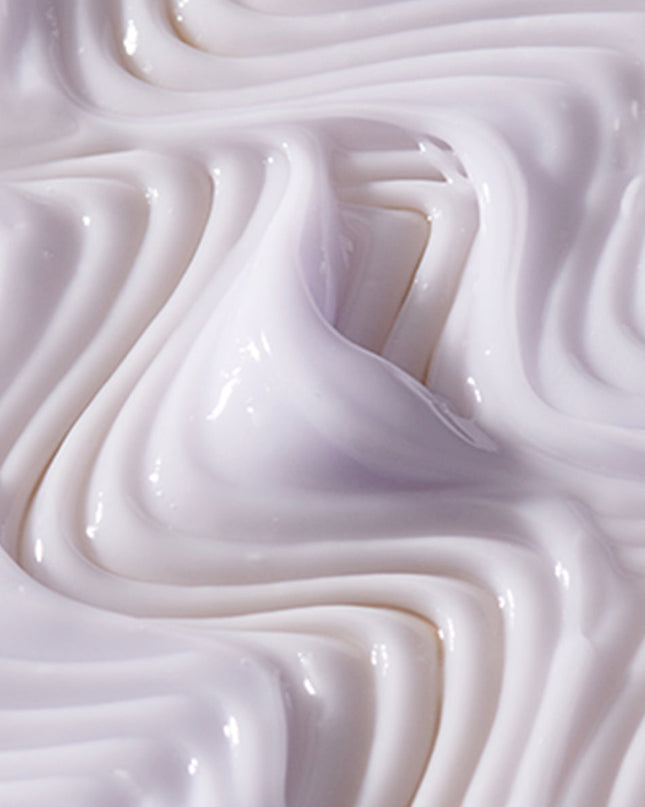 A moisture-enriched curl cream designed to deliver a mega-dose of hydration that defines, controls and protects unruly curls.