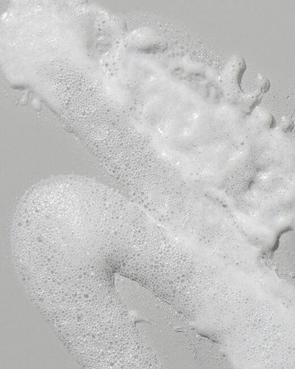 A targeted, volumizing spray foam that adds lift, volume, and hold directly to the root. Ideal for fine or lifeless locks.