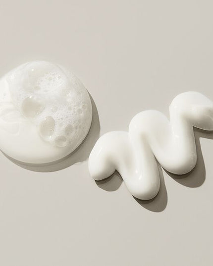 A sulfate-free smoothing shampoo designed to gently cleanse while softening and adding shine to thick, coarse, or unruly hair.