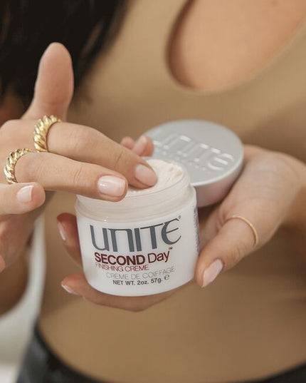A finishing cream that delivers effortless, lived-in texture that can be worn instantly by any hair type and texture.