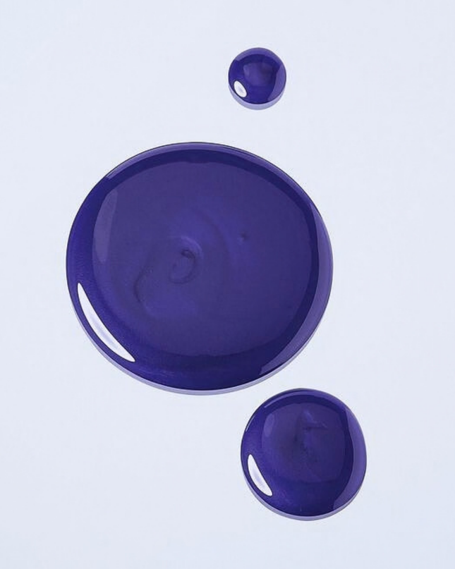 Purple shampoo cleanses and brightens to bring out your brightest blonde. Formulated with professional grade violet pigment and açai extract, this shampoo was designed to enhance cool tones and neutralize brassy hues in blonde, highlighted, gray and silver hair. Reduces brassiness by 24%.* 