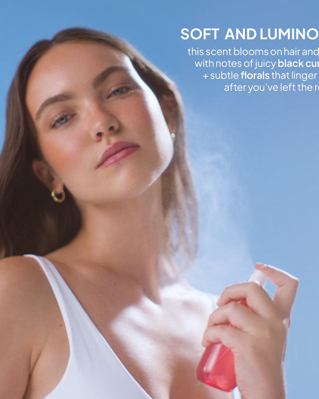 A bright, sparkling and craveable scent with crisp notes of black currant, pineapple, sweet jasmine and rose.