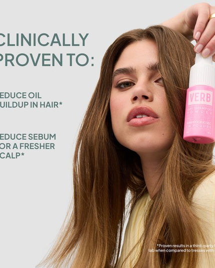 Dry Shampoo Powder is formulated with tapioca starch to refresh hair, remove excess oil and boost body. Redesigned with a new applicator, this talc-free formula absorbs oil and sebum to re-energize your look on the spot.