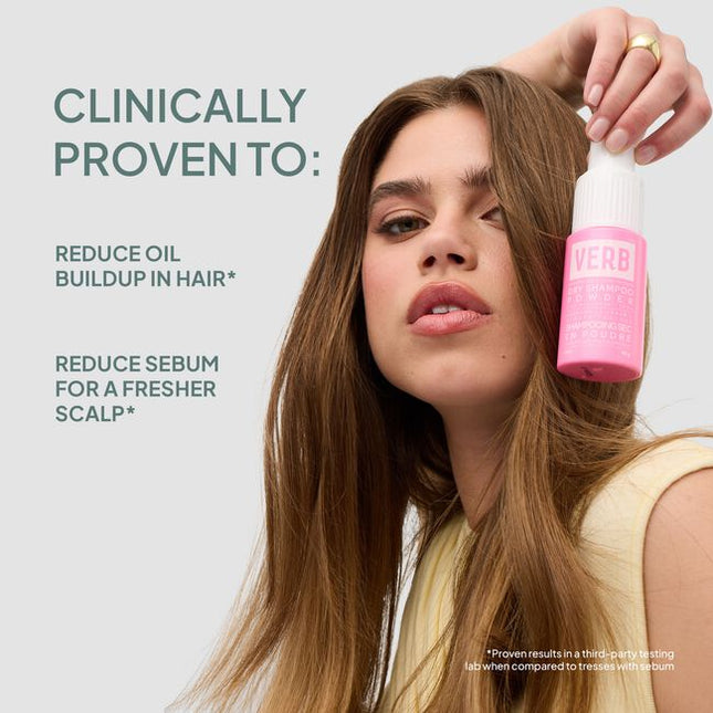 Dry Shampoo Powder is formulated with tapioca starch to refresh hair, remove excess oil and boost body. Redesigned with a new applicator, this talc-free formula absorbs oil and sebum to re-energize your look on the spot.
