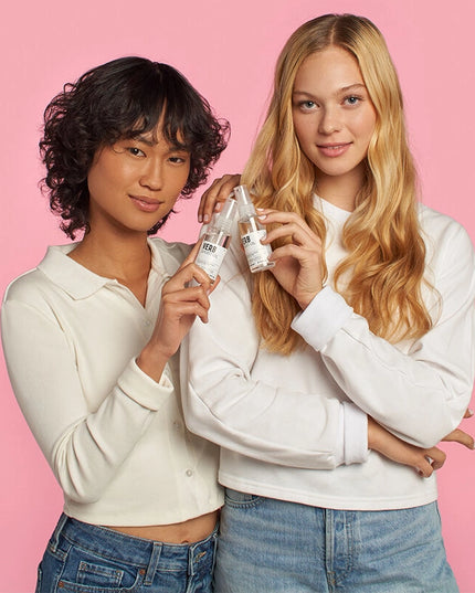 Verb Ghost Oil is a vanishing daily restorative that revitalizes hair from roots to ends. This integrated moringa oil blend enriches the hair shaft with essential nutrients that naturally smooth frizz and promote radiant shine for all hair types.