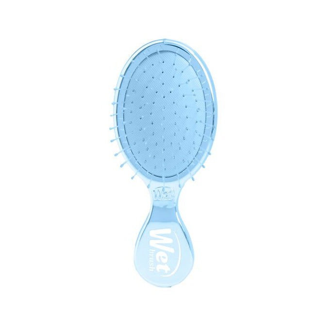 Wet Brush Festive Finish Mini Detangler Silver features a sleek metallic chrome finish and gently detangles wet or dry hair with less breakage. Its compact size makes it great for on-the-go use