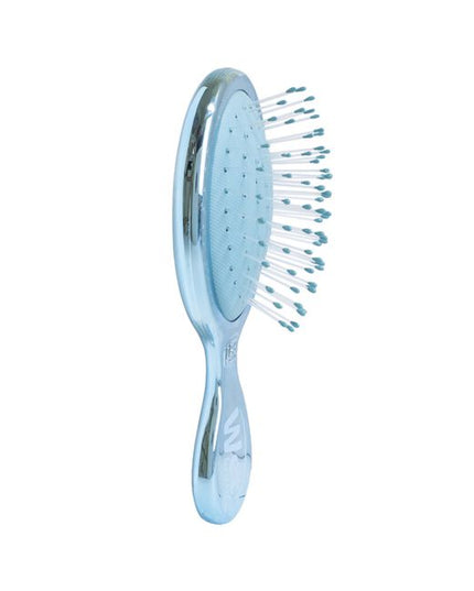 Wet Brush Festive Finish Mini Detangler Silver features a sleek metallic chrome finish and gently detangles wet or dry hair with less breakage. Its compact size makes it great for on-the-go use