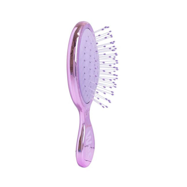 Wet Brush Festive Finish Mini Detangler Silver features a sleek metallic chrome finish and gently detangles wet or dry hair with less breakage. Its compact size makes it great for on-the-go use