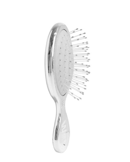 Wet Brush Festive Finish Mini Detangler Silver features a sleek metallic chrome finish and gently detangles wet or dry hair with less breakage. Its compact size makes it great for on-the-go use