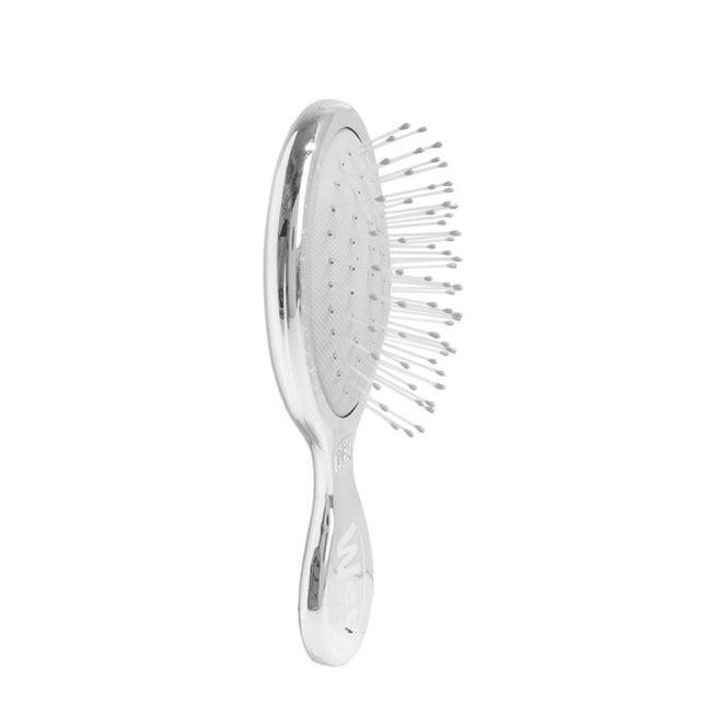 Wet Brush Festive Finish Mini Detangler Silver features a sleek metallic chrome finish and gently detangles wet or dry hair with less breakage. Its compact size makes it great for on-the-go use