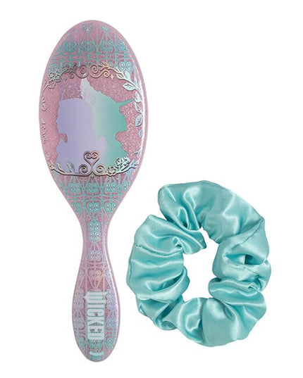 Discover the magic within each Wet Brush Detangle and Style Kit. Perfect for creating your daily looks, from detangling to styling with less pain, effort and breakage. These must haves keep styles in place.