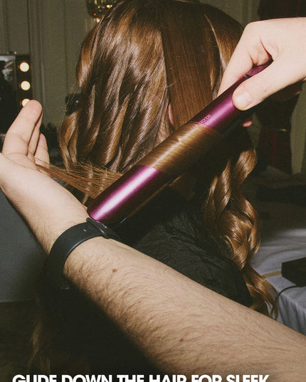 The revolutionary ghd Chronos is the perfect tool for the late check out girl. 3x faster styling, delivering one stroke high definition results that last 24hrs. Includes: ghd Cherry Chic limited edition Chronos styler plus complimentary vanity case ($40 Value).