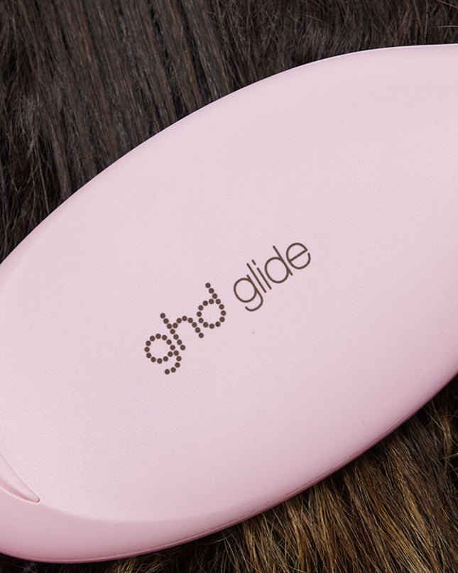 Perfect for second day hair, ceramic technology with ionizer heats the brush to the optimum styling temperature of 365°F for healthier looking hair.