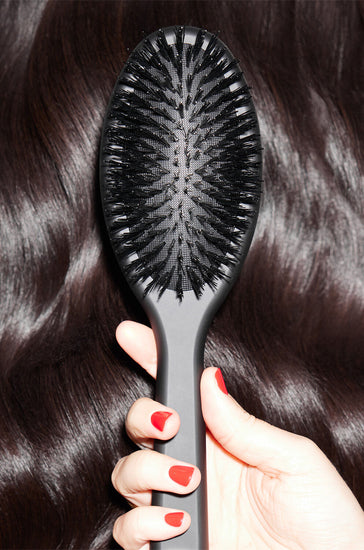 Perfect your signature style with the ghd oval dressing brush, a professional quality brush designed to create a luxurious dressed-out finish to any look.