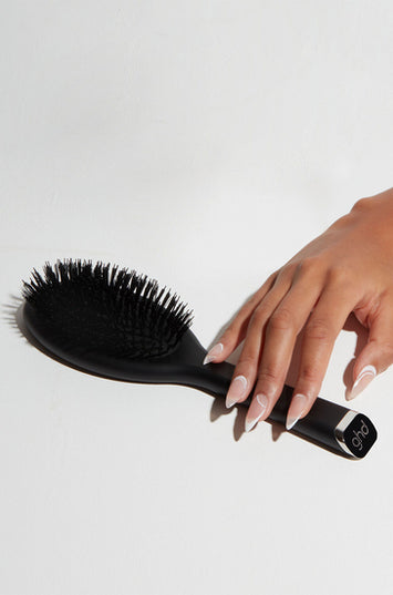 Perfect your signature style with the ghd oval dressing brush, a professional quality brush designed to create a luxurious dressed-out finish to any look.